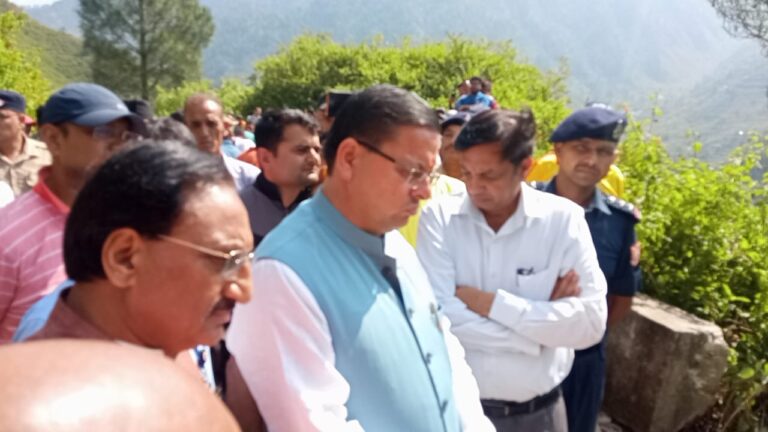 मुख्यमंत्री श्री पुष्कर सिंह धामी ने सिमडी, पौड़ी में हुई बस दुर्घटना स्थल का जायजा लिया, इस अवसर पर उनके साथ पूर्व मुख्यमंत्री एवं सांसद डॉ. रमेश पोखरियाल निशंक भी मौजूद थे।