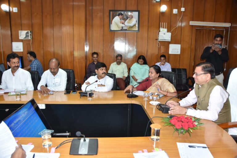 सीएम पुष्कर धामी के निर्देश, महिला कामगारों की सुरक्षा के लिए विभागीय स्तर पर भी बनाई जाए ठोस योजना, महिलाओं को रोजगार एवं स्वरोजगार से जोड़ने के लिए प्रभावी प्रयासों की जरूरत, पुलिस हेल्प डेस्क और हेल्पलाईन नम्बर 112 को और मजबूत बनाया जाए