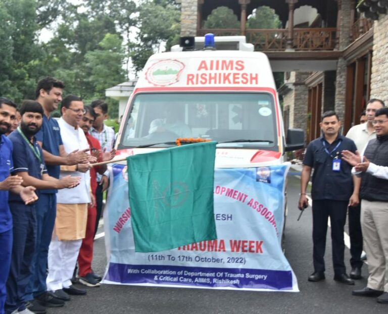 मुख्यमंत्री श्री पुष्कर सिंह धामी ने मंगलवार को मुख्यमंत्री आवास से एम्स के ट्रामा रथ का फ्लैग ऑफ किया।