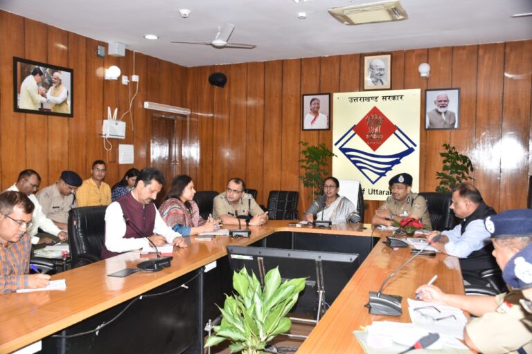 जिलाधिकारियों तथा वरिष्ठ पुलिस अधीक्षकों से सोमवार को सचिवालय में विडीयों कॉन्फ्रसिंग के माध्यम से बैठक के दौरान अपर मुख्य सचिव श्रीमती राधा रतूड़ी ने पुलिस-प्रशासन में हर स्तर पर अधिकारियों की जिम्मेदारी तय करने के कड़े निर्देश दिए।