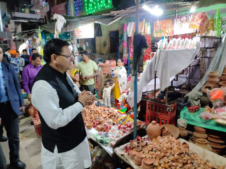 काफिला रोक मिट्टी के दीए खरीदने पहुंचे सीएम धामी