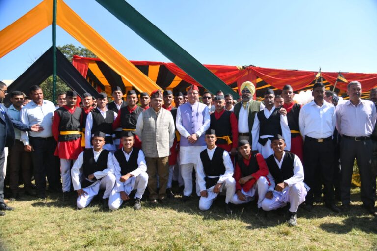 मुख्यमंत्री श्री पुष्कर सिंह धामी ने रविवार को सैनिकों, भूतपूर्व सैनिकों तथा उनके परिजनों के साथ दीपावली पर्व मनाया |