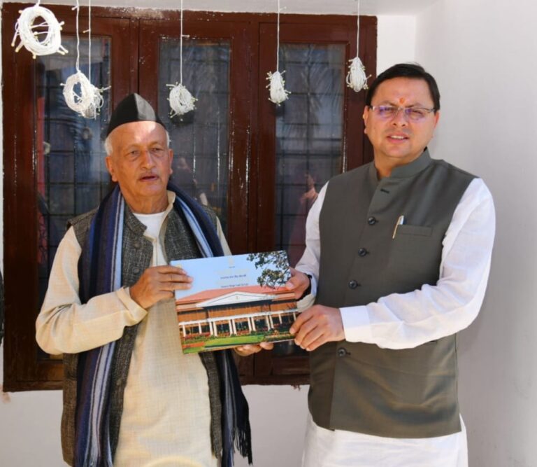 मुख्यमंत्री श्री पुष्कर सिंह धामी ने महाराष्ट्र के राज्यपाल श्री भगत सिंह कोश्यारी से भेंट कर दीपावली की शुभकामनाएं दी।