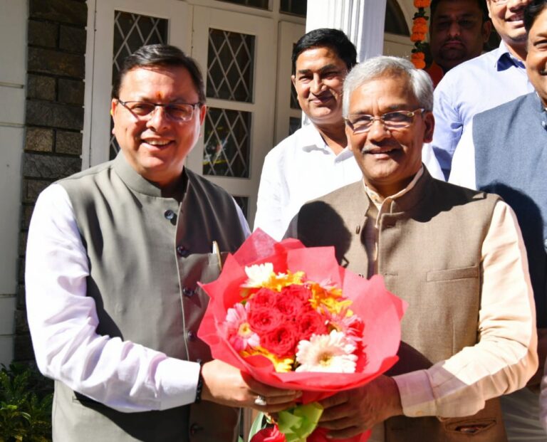 मुख्यमंत्री श्री पुष्कर सिंह धामी ने पूर्व मुख्यमंत्री श्री त्रिवेन्द्र सिंह रावत से भेंट कर दीपावली की शुभकामनाएं दी।