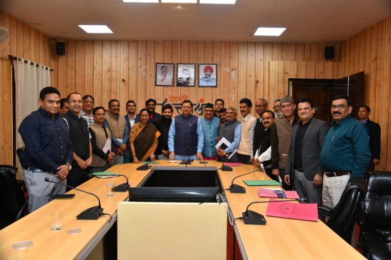 सीएम पुष्कर धामी का कर्मचारियों पर चला गजब का जादू, हड़ताल पर अड़े कर्मचारियों ने किया सीएम का गुणगान, सीएम ने भी नहीं किया निराश, मांगों पर कार्रवाई के निर्देश, कर्मचारियों ने हड़ताल ली वापस