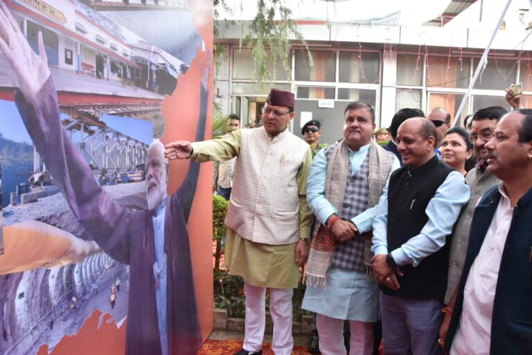 मुख्यमंत्री श्री पुष्कर सिंह धामी ने राज्य स्थापना दिवस के अवसर पर बलवीर रोड स्थित भाजपा कार्यालय में विभिन्न विकास कार्यों परआधारित प्रदर्शनी का सुभारंभ किया।