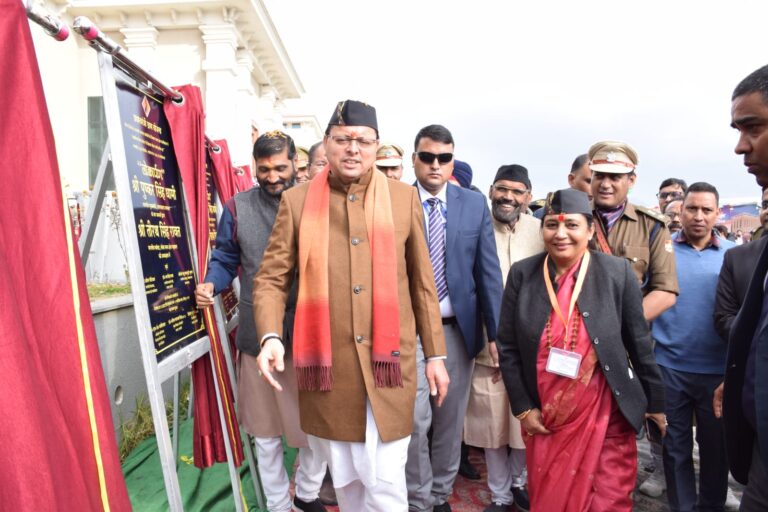 मुख्यमंत्री श्री पुष्कर सिंह धामी एवं विधानसभा अध्यक्ष श्रीमती ऋतु खण्डूड़ी भूषण ने राज्य स्थापना दिवस के अवसर पर प्रदेश की ग्रीष्मकालीन राजधानी भराड़ीसैंण में विधानसभा परिसर भराडीसैंण में शहीद राज्य आंदोलनकारियों को श्रद्धांजलि अर्पित की।