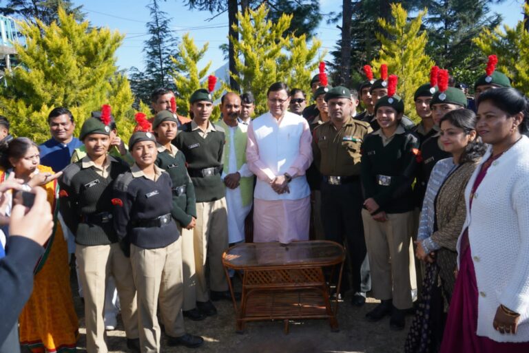 मुख्यमंत्री पुष्कर सिंह धामी ने रविवार को पिथौरागढ़  जनपद के विभिन्न स्कूलों के प्रतिभाशाली छात्र-छात्राओं, खिलाड़ियों एवं एनसीसी कैडेट्स के छात्र- छात्राओं से वार्ता की।