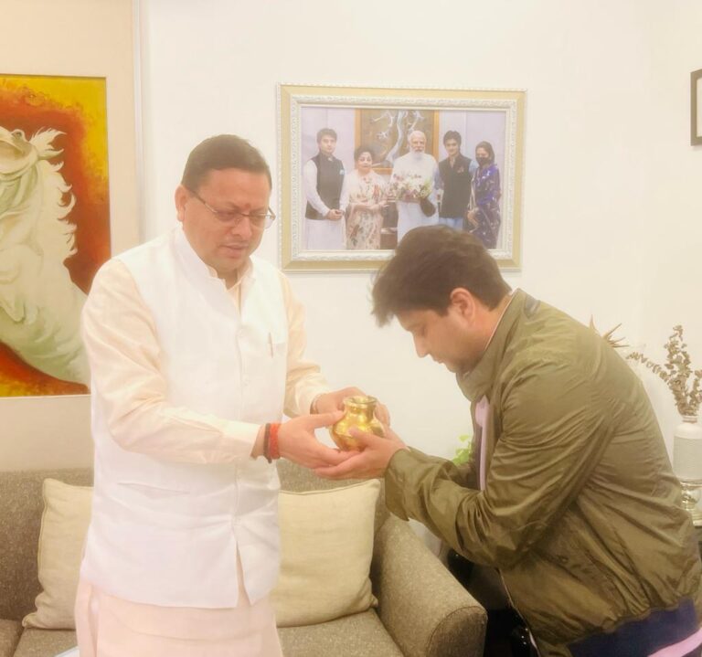 सीएम पुष्कर सिंह धामी ने केंद्रीय नागरिक उड्डयन मंत्री ज्योतिरादित्य सिंधिया से भेंट की तथा अनुरोध किया कि चिन्यालीसौङ व गौचर से छोटे एयरक्राफ्ट की सेवाओं की प्रक्रिया प्रारंभ की जाए।