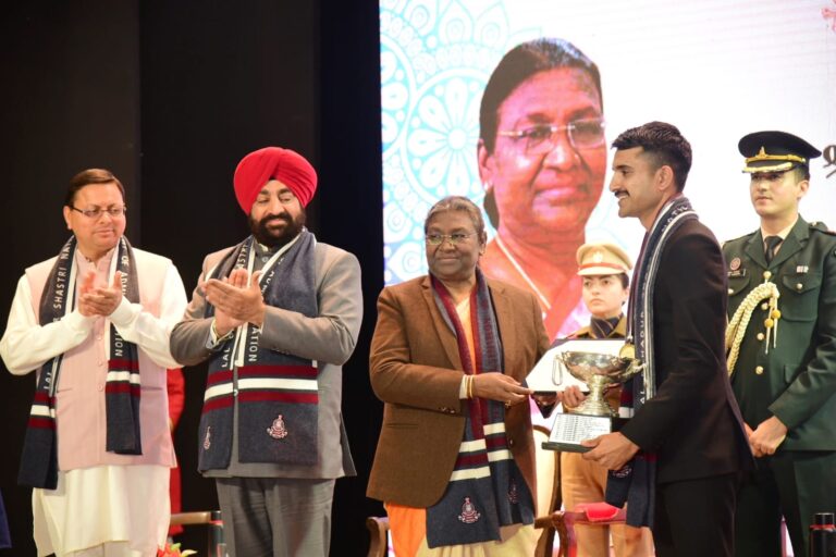 राष्ट्रपति श्रीमती द्रौपदी मुर्मू ने शुक्रवार को लाल बहादुर शास्त्री राष्ट्रीय प्रशासन अकादमी मसूरी में सिविल सेवा के 97वें कॉमन फाउंडेशन कोर्स के समापन समारोह को संबोधित किया।