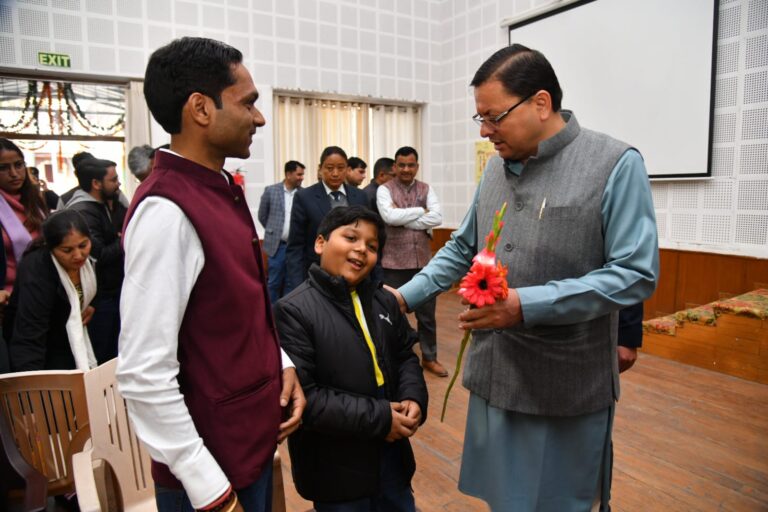 मुख्यमंत्री श्री पुष्कर सिंह धामी ने जनता मिलन कार्यक्रम में बड़ी संख्या में आए लोगों की शिकायतों और समस्याओं को सुना और मौके पर ही अधिकारियों को उनके निस्तारण के निर्देश दिये।