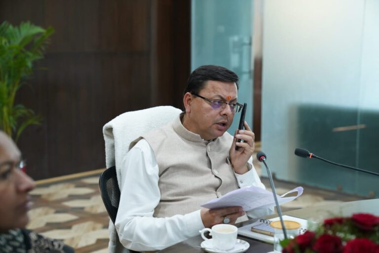 मुख्यमंत्री श्री पुष्कर सिंह धामी ने सोमवार को सचिवालय स्थित वीर चंद्र सिंह गढ़वाली सभागार में सीएम हेल्पलाइन 1905 में प्राप्त शिकायतों एवं उनके निस्तारण की व्यवस्थाओं की समीक्षा की।