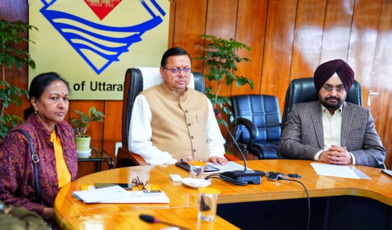 मुख्यमंत्री ने अधिकारियों को निर्देश दिये कि बूस्टर डोज लगाने के लिए लोगों को प्रेरित किया जाए।