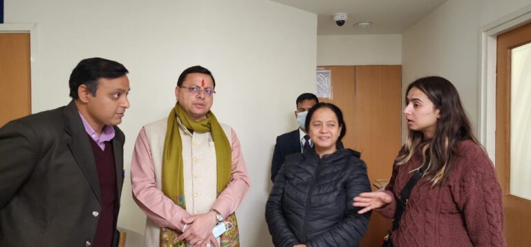 मुख्यमंत्री श्री पुष्कर सिंह धामी ने मैक्स अस्पताल में डॉक्टरों से ऋषभ के स्वास्थ्य सुधार के बारे में पूरी जानकारी ली।