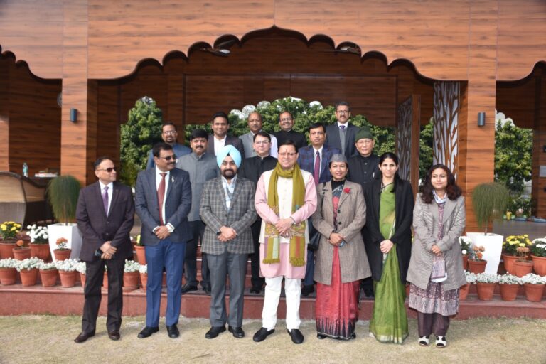 मुख्यमंत्री श्री पुष्कर सिंह धामी से नववर्ष के अवसर पर मुख्यमंत्री आवास में मुख्य सचिव डॉ. एस.एस संधु के नेतृत्व में भारतीय प्रशासनिक और पुलिस सेवा के वरिष्ठ अधिकारियों  के साथ भेंट की।