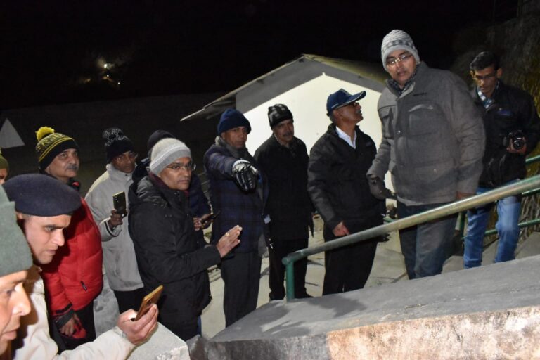 सीएम पुष्कर सिंह धामी के निर्देश पर गढवाल कमिश्नर सुशील कुमार, आपदा प्रबंधन सचिव रन्जीत कुमार सिन्हा, आपदा प्रबंधन के अधिशासी अधिकारी पीयूष रौतेला, एनडीआरएफ के डिप्टी कमांडेंट रोहितास मिश्रा, भूस्खलन न्यूनीकरण केन्द्र के वैज्ञानिक सांतुन सरकार, आईआईटी रूडकी के प्रोफेसर डा.बीके माहेश्वरी सहित तकनीकी विशेषज्ञों की पूरी टीम जोशीमठ पहुंच गई है।