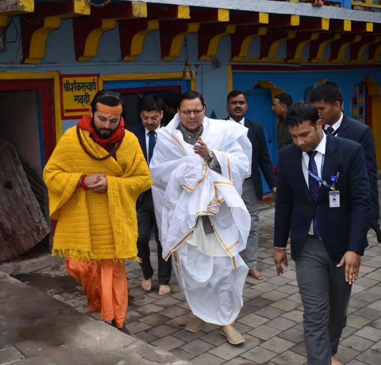 मुख्यमंत्री पुष्कर सिंह धामी ने आज जोशीमठ में अपने दिन की शुरुआत नरसिंह मंदिर में भगवान की पूजा अर्चना से की।