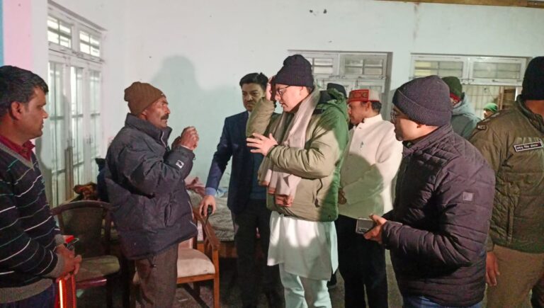 यूं ही नहीं हर कोई पुष्कर धामी बन जाता है, राज्य का पहला सीएम जो आपदा में अपनी जनता को अफसरों के भरोसे छोड़ने की बजाय खुद ग्राउंड जीरो पर, सीएम आवास की बजाय सर्द रात में जोशीमठ में आपदा प्रभावितों के बीच पहुंच जाना हाल, सचिव सीएस तक को मौके पर झोंका |