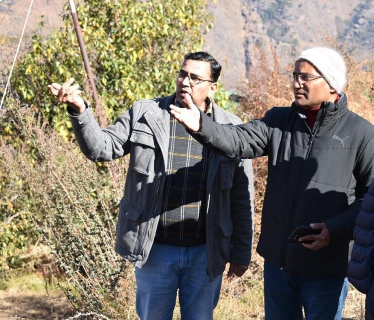 सचिव आपदा प्रबन्धन डा. रंजीत कुमार सिन्हा ने रविवार को जोशीमठ नगर क्षेत्र में पहुंचकर औली रोपवे, मनोहरबाग, शंकराचार्य मठ, जेपी कालोनी आदि भू-धंसाव प्रभावित क्षेत्रों का स्थलीय निरीक्षण किया।
