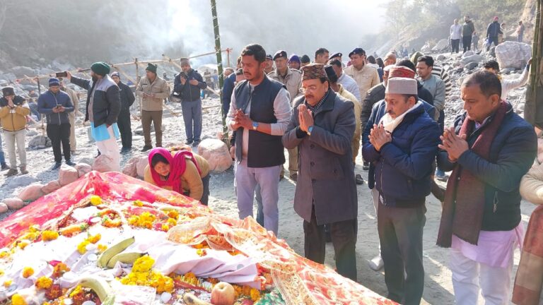 केंद्रीय रक्षा एवं पर्यटन मंत्री श्री अजय भट्ट प्रातः रानीबाग स्थित चित्रशीला घाट पहुंचे।