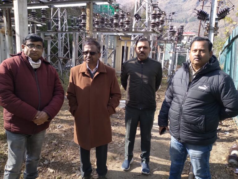 जोशीमठ में ऊर्जा निगम निदेशक ऑपरेशन एमएल प्रसाद ने डाला डेरा, पॉवर सप्लाई सिस्टम की संभाली कमान, बदरीनाथ धाम की बिजली सप्लाई सुरक्षित रखने को सैलंग में बनेगा नया सब स्टेशन, इंजीनियरों को पावर सप्लाई सिस्टम को मजबूत करने के निर्देश