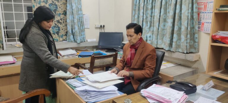 हल्द्वानी में कुमाऊं कमिश्नर दीपक रावत ने अचानक आरटीओ दफ्तर में छापा मारा तो वहां हड़कंप मच गया।