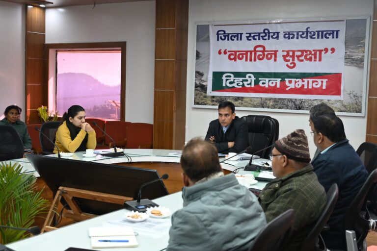 जिलाधिकारी टिहरी गढ़वाल डॉ. सौरभ गहरवार द्वारा आज अपने कार्यालय कक्ष में जनता दरबार लगाकर जनता की समस्याएं सुनी गई।