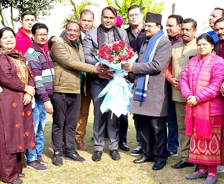 भारतीय जनता पार्टी महानगर अध्यक्ष श्री सिद्धार्थ उमेश अग्रवाल जी के नेतृत्व में महानगर के सभी पदाधिकारीयों ने केन्द्रीय रक्षा राज्य मंत्री श्रीमान अजय भट्ट जी से शिष्टाचार भेंट की एवं माननीय मंत्री जी का आभार एवं धन्यवाद व्यक्त कर स्वागत किया।