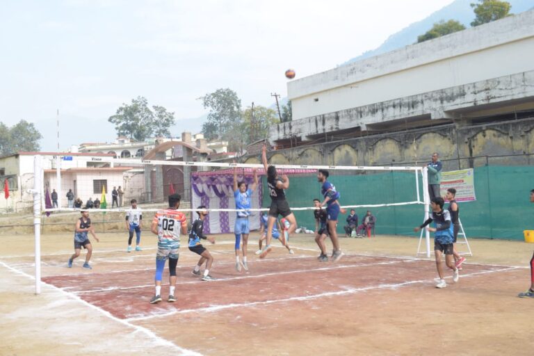 अगस्त्यमुनि के क्रीड़ा मैदान में चार दिवसीय पुरुष ओपन वर्ग में राज्य स्तरीय बालीबाॅल प्रतियोगिता का आयोजन किया गया, फाइनल मुकाबला जनपद टिहरी एवं चंपावत की टीमों के बीच खेला गया |