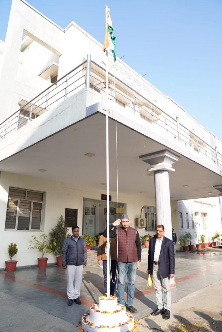 अपर निदेशक सूचना श्री आशिष कुमार त्रिपाठी ने गणतंत्र दिवस के अवसर पर गुरुवार को सूचना निदेशालय में राष्ट्रीय ध्वज फहराया।