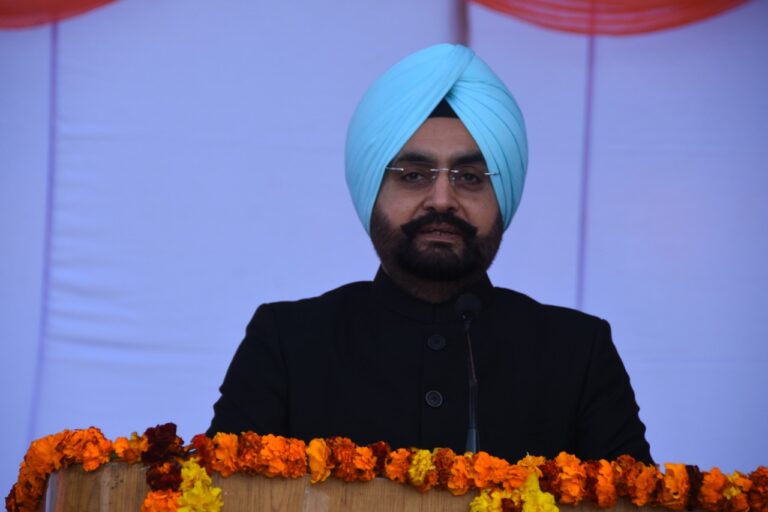 मुख्य सचिव डॉ. एस.एस. संधु ने गुरूवार को गणतंत्र दिवस के अवसर पर सचिवालय में राष्ट्रीय ध्वज फहराया।