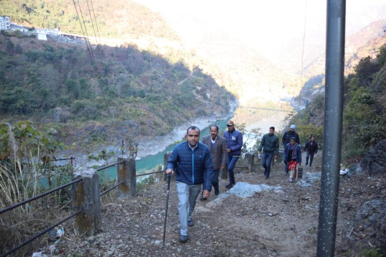 जिलाधिकारी मयूर दीक्षित 02 किमी0 पैदल चलकर ग्राम मल्यासू तल्ला में ग्राम चौपाल आयोजित कर ग्रामीणों की समस्याओं को सुना।