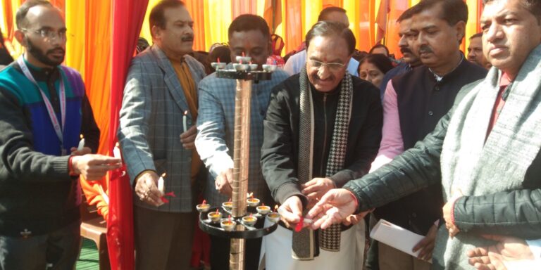 डाॅ0 रमेश पोखरियाल ’निशंक’ मा0 सांसद हरिद्वार ने शनिवार को गुरूकुल कांगड़ी विश्वविद्यालय के दयानन्द स्टेडियम में सांसद खेल महोत्सव’’ का उद्घाटन  किया।