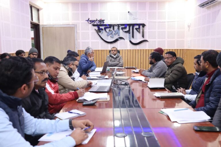 जिलाधिकारी मयूर दीक्षित ने स्वास्थ्य मिशन समीक्षा बैठक के दौरान उपस्थित अधिकारियों को दिये निर्देश की जनपद के चिकित्सालय में आने वाले मरीजों को बेहतर से बेहतर स्वास्थ सुविधाएं उपलब्ध हो तथा स्वास्थ्य विभाग द्वारा संचालित हो रही योजनाओं का लाभ सभी को उपलब्ध हो |