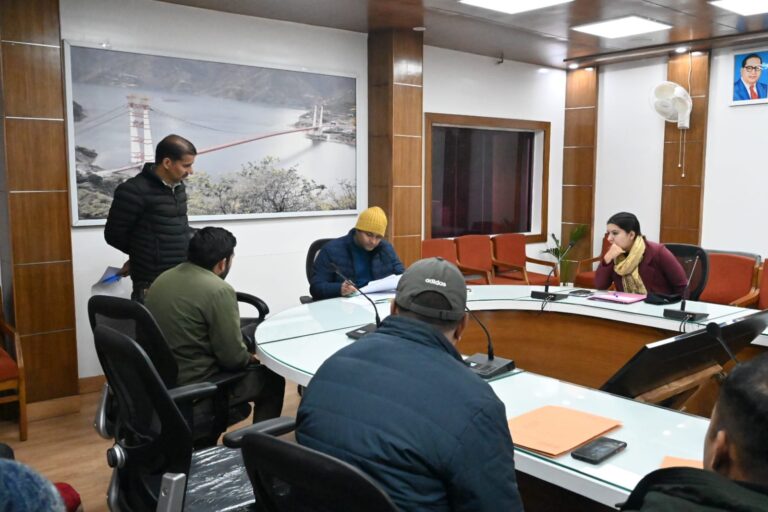 मुख्य विकास अधिकारी टिहरी गढ़वाल मनीष कुमार द्वारा आज जिला कलेक्ट्रेट सभागार में जनता दरबार लगाकर जनता की समस्याएं सुनी गई।