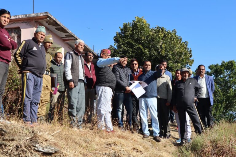 जिलाधिकारी मयूर दीक्षित द्वारा स्थलीय निरीक्षण कर क्षेत्रीय जन प्रतिनिधियों के साथ बैठक आयोजित कर समस्या का समाधान किया गया।