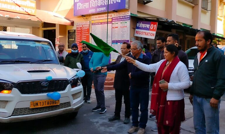 जिला पंचायत अध्यक्ष श्रीमती अमरदेई शाह द्वारा वाहन को हरी झंडी दिखाकर रोगियों हेतु निःशुल्क परिवहन सेवा का शुभारंभ किया गया।