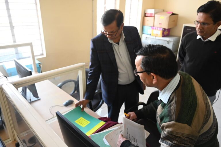आयुक्त, गढ़वाल मण्डल सुशील कुमार द्वारा आज तहसील दिवस के पश्चात तहसील नरेन्द्रनगर का निरीक्षण किया गया।