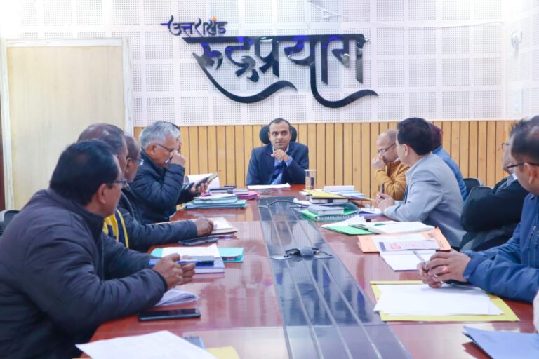 जिलाधिकारी मयूर दीक्षित ने जिला कार्यालय एनआईसी कक्ष में संबंधित अधिकारियों के साथ समीक्षा बैठक आयोजित की।