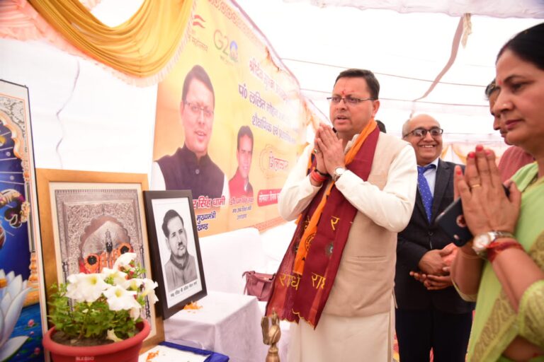 मुख्यमंत्री श्री पुष्कर सिंह धामी ने स्वर्गीय श्रीदेव सुमन को भावपूर्ण श्रद्धांजलि अर्पित करते हुए कहा कि उन्होंने स्वतंत्रता आन्दोलन के दौरान, विश्वविद्यालयों और शैक्षिक संस्थानों के विद्यार्थियों में राष्ट्रवाद की भावना का संचार किया।