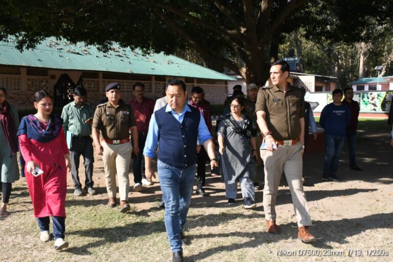 जी 20 की तैयारियों को लेकर जिलाधिकारी धीराज सिंह गर्ब्याल ने नयागांव से ढिकुली तक स्थलीय निरीक्षण कर अधिकारियों को आवश्यक दिशा निर्देश दिए।