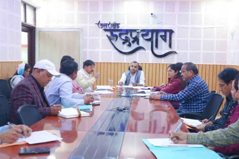 जिलाधिकारी मयूर दीक्षित ने श्री केदारनाथ धाम यात्रा को सुव्यवस्थित ढंग से संचालित करने के लिए सुलभ इंटरनेशनल, नगर पालिका, नगर पंचायतों, जिला पंचायत सहित संबंधित अधिकारियों के साथ बैठक आयोजित कर संबंधित अधिकारियों को आवश्यक दिशा-निर्देश दिए।