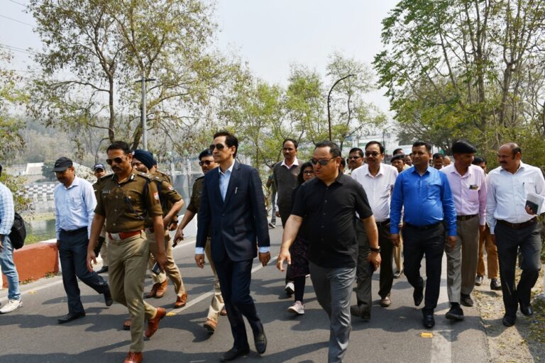 कुमाऊं कमिश्नर दीपक रावत, आईजी नीलेश आनन्द भरणे तथा जिलाधिकारी धीराज सिंह गर्ब्याल के साथ ही अन्य अधिकारियों ने रामनगर में आगामी 28 से 30 मार्च तक जी-20 समिट के आयोजन की तैयारियों का  निरीक्षण किया।