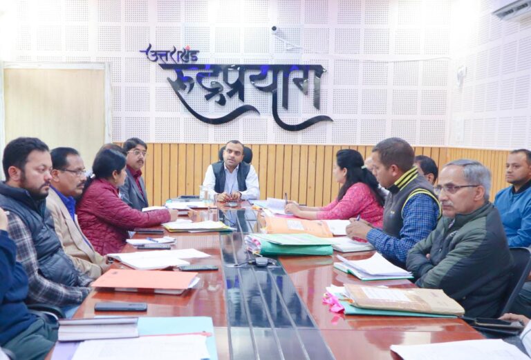 मुख्यमंत्री पलायन रोकथाम योजना के लिए प्रस्तावित कार्य योजना तैयार किए जाने के संबंध में जिलाधिकारी मयूर दीक्षित की अध्यक्षता में संबंधित अधिकारियों के साथ बैठक आयोजित कर योजना के सफल क्रियान्वयन हेतु मुख्य विकास अधिकारी से जानकारी प्राप्त की।