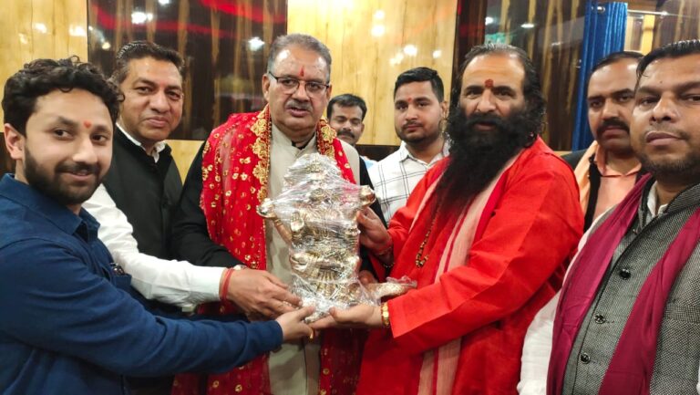 मा0 कैबिनेट मत्रीं श्री गणेश जोशी ने अखाड़ा परिषद अध्यक्ष से लिया आशीर्वाद |