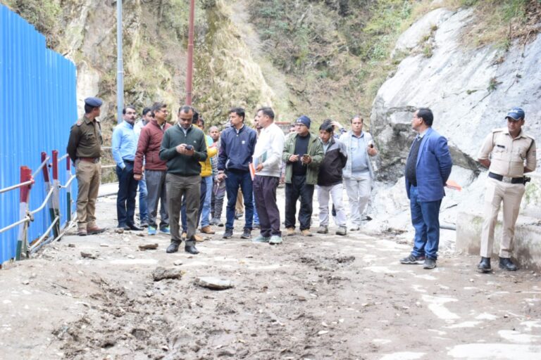 श्री केदारनाथ धाम की यात्रा को सुगम एवं सुव्यवस्थित ढंग से संचालित करने के निरीक्षण के दौरान जिलाधिकारी ने  उपस्थित अधिकारियों   को निर्देश दिए |