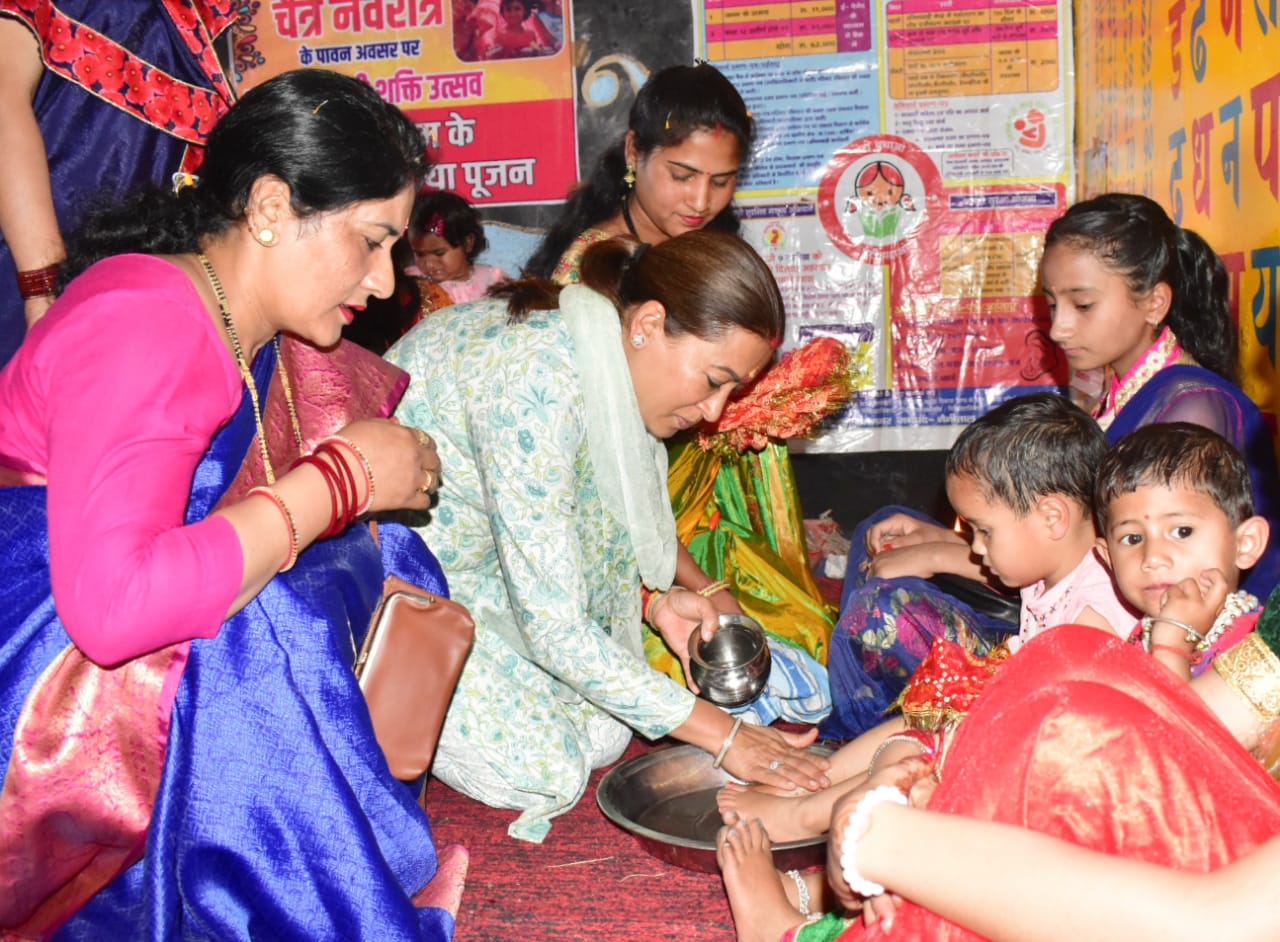 प्रभारी मंत्री रेखा आर्या ने रामनवमी पर किया कन्या पूजन माँ दुर्गा से प्रदेशवासियों की सुख 7262