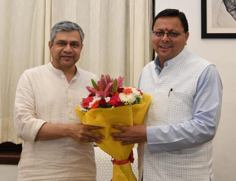 मुख्यमंत्री श्री पुष्कर सिंह धामी ने नई दिल्ली में केंद्रीय रेल मंत्री श्री अश्विनी वैष्णव से शिष्टाचार भेंट की।