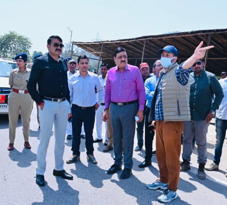 जिलाधिकारी श्री विनय शंकर पाण्डे एवं वरिष्ठ पुलिस अधीक्षक श्री अजय सिंह ने चारधाम् यात्रा के दृष्टिगत जहां-जहां फ्लाई ओवर का निर्माण कार्य चल रहा है, का बारीकी से निरीक्षण किया।