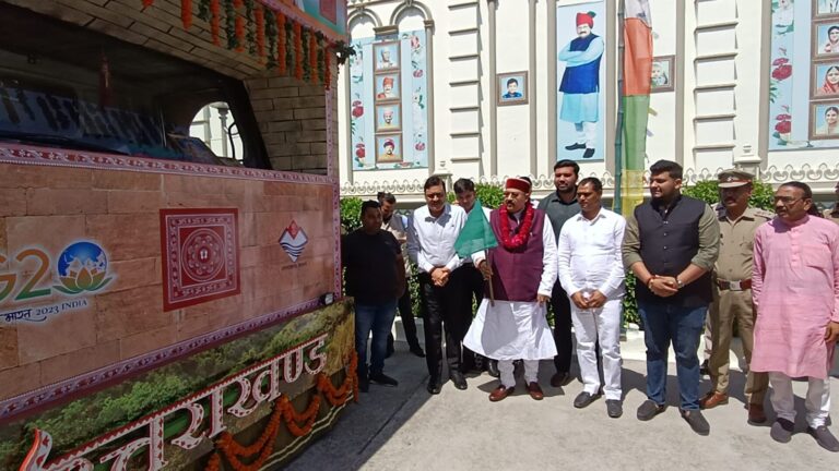 कैबिनेट मंत्री श्री सतपाल महाराज ने कहा कि उत्तराखण्ड की झांकी को राज्य गठन के बाद से पहली बार प्रथम स्थान मिला है, जो हमारे लिये तथा देवभूमि उत्तराखण्ड के लिये गौरव की बात है।